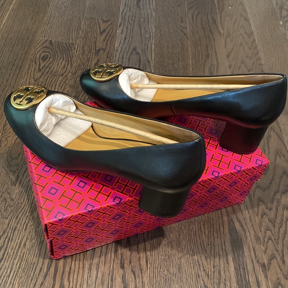 New TORY BURCH Benton Logo Medallion Pump NIB - Picture 7 of 13